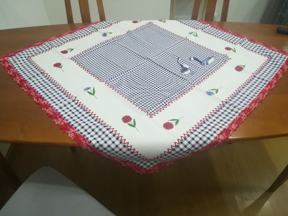 Toalha de mesa com renda (nova)