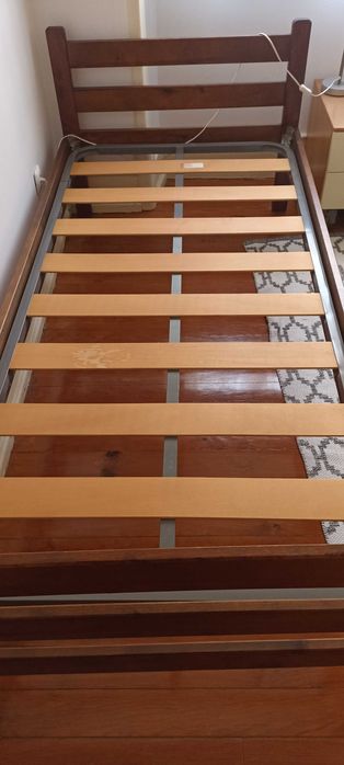 Cama de solteiro em pinho maciço escuro com estrado