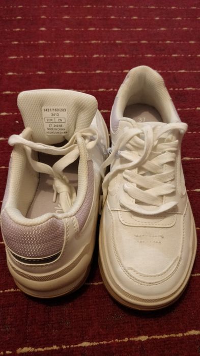 Продаю жіночі кросівки Bershka.