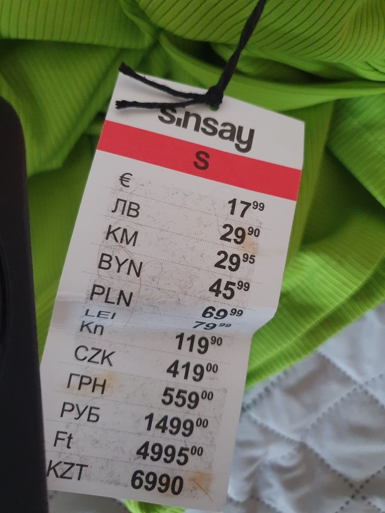 Nowa jasnozielona sukienka prążkowana obcisła wycięcie Sinsay S