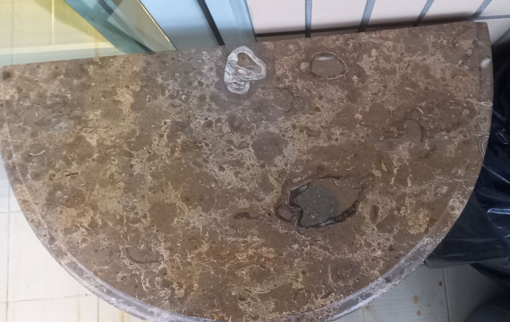 Mesa e espelho em latão
