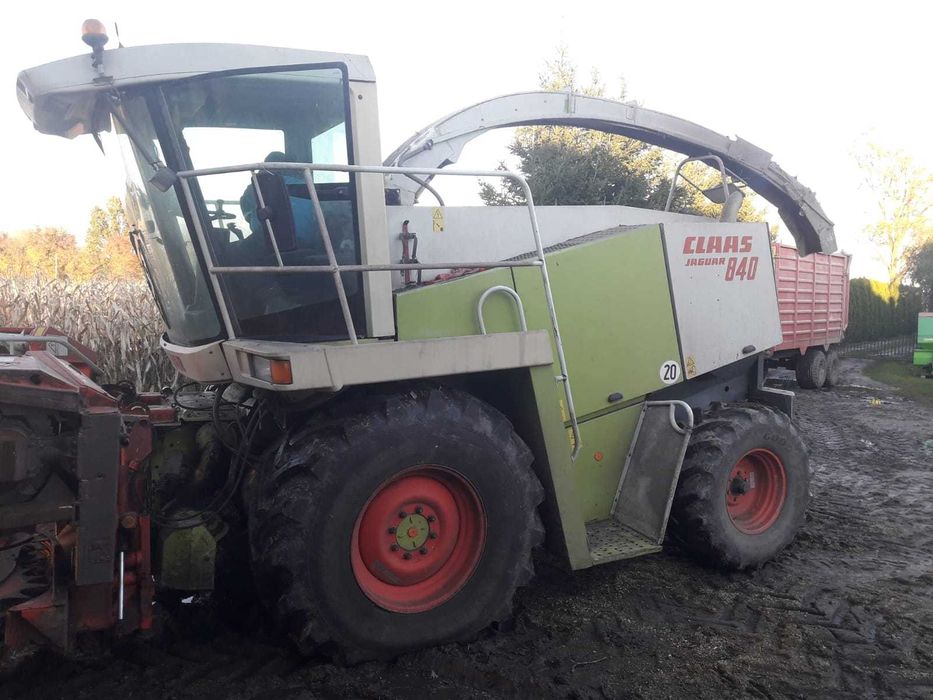 Claas Jaguar 840  na szarym podwoziu