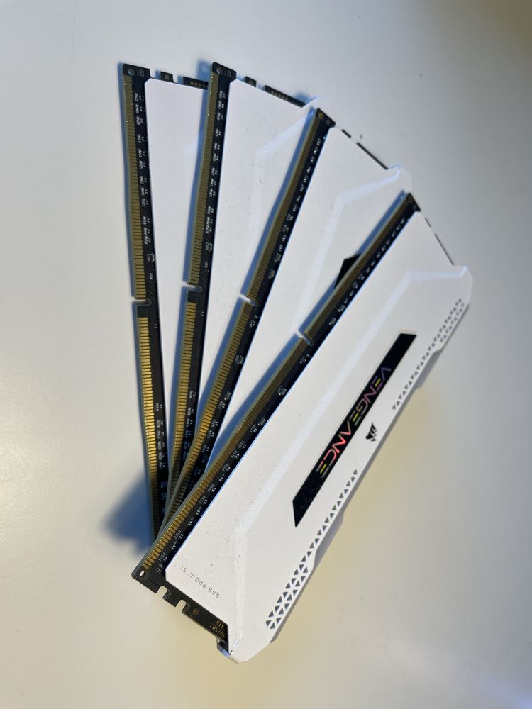 Pamięć RAM Corsair Vengeance RGB PRO SL CL 18