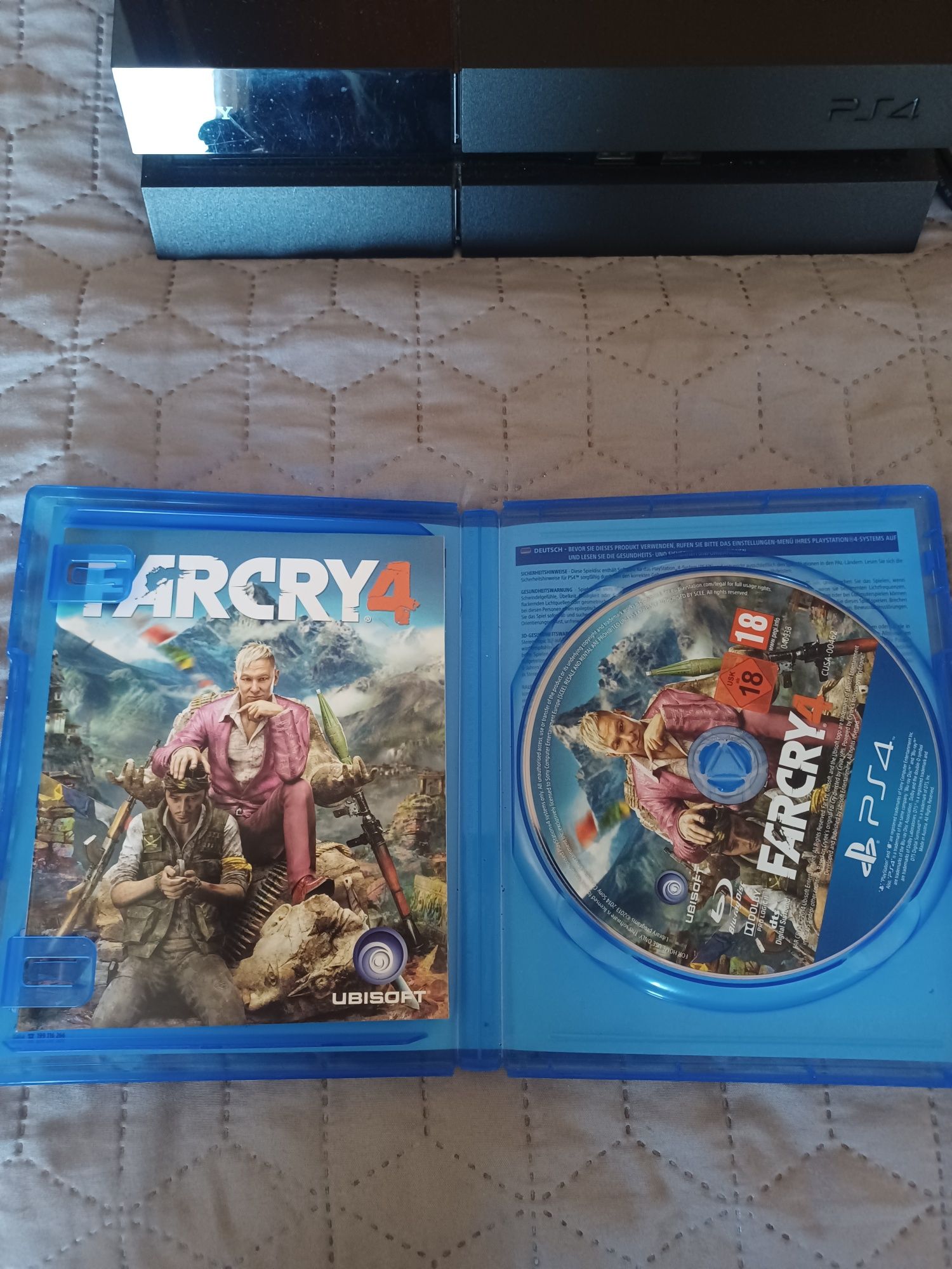 PlayStation 4 500GB + Comando + Jogo Far Cry 4 + Cabos