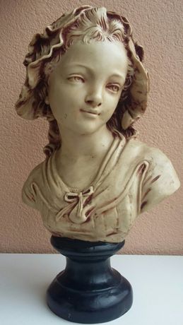Estatua rapariga com boné