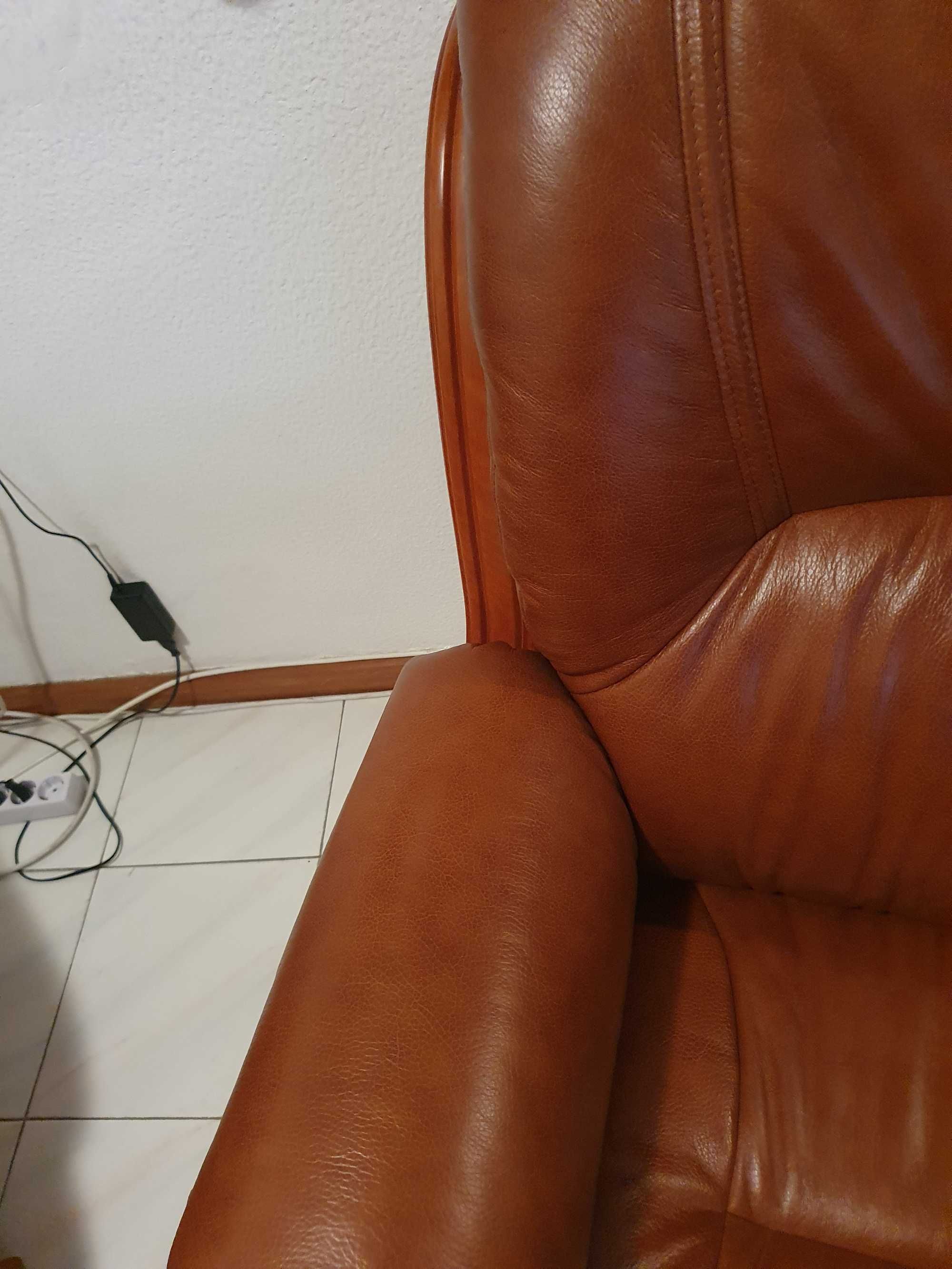 Sofa e duas cadeiras em pele