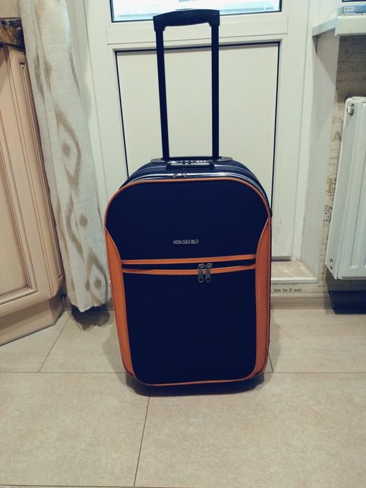 Чемодан среднего размера