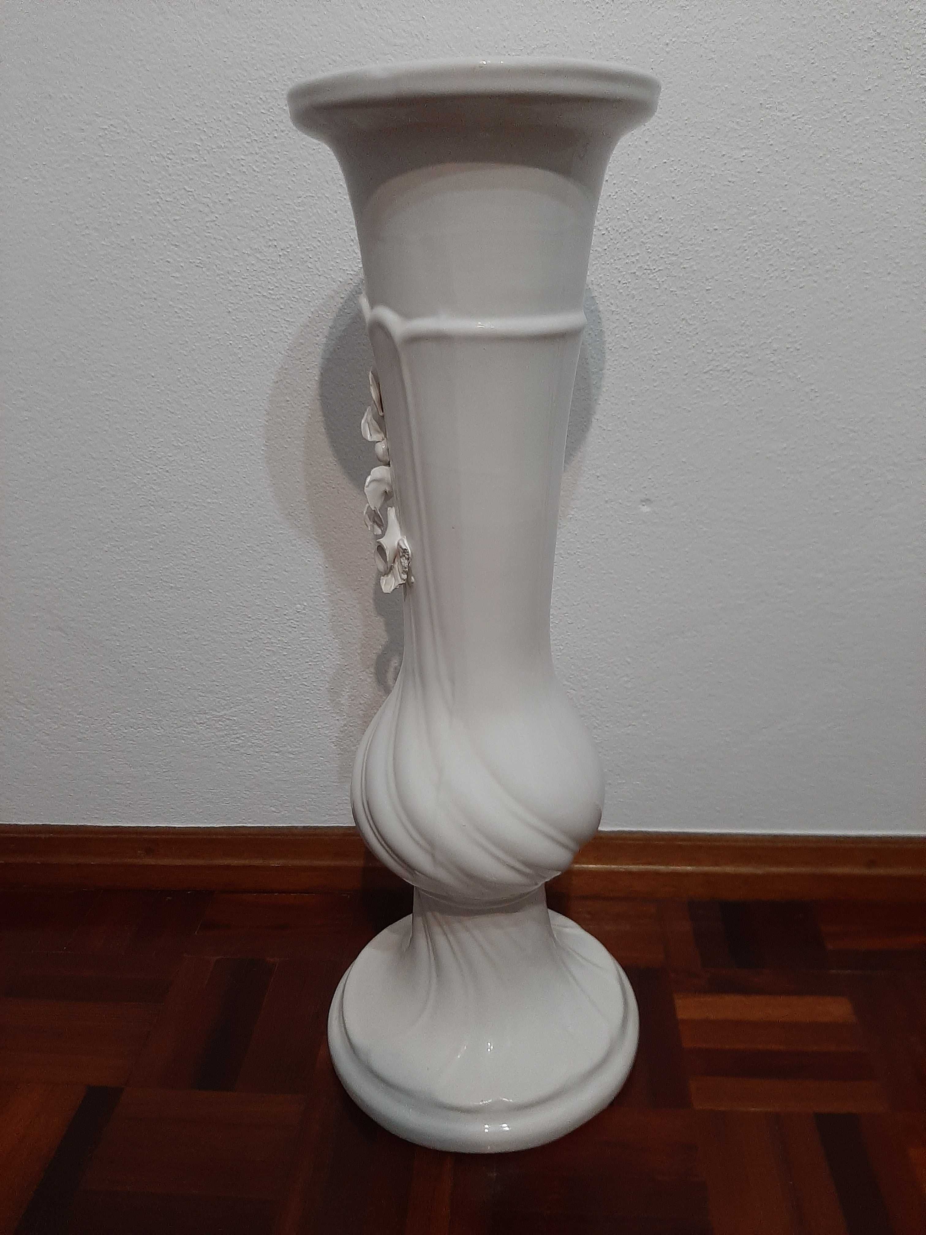 Coluna branca antiga para vaso
