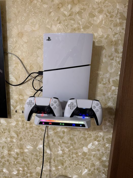 Продам Sony PlayStation 5 Slim Blu-ray (2 геймпади Dualsense)