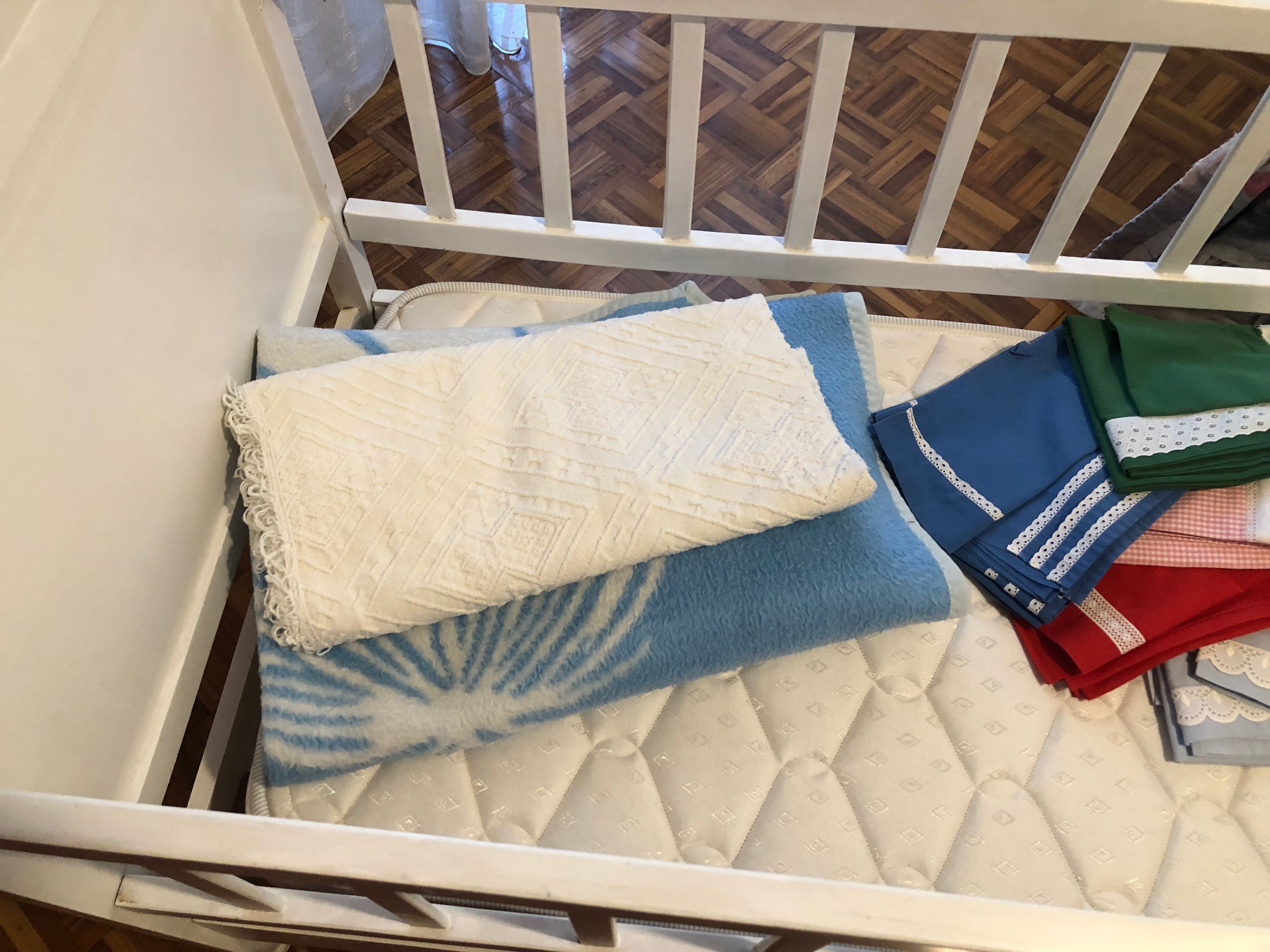 Cama de bebé com colchão e roupa