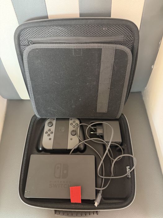 Nitendo Switch - toda preta com mala propria