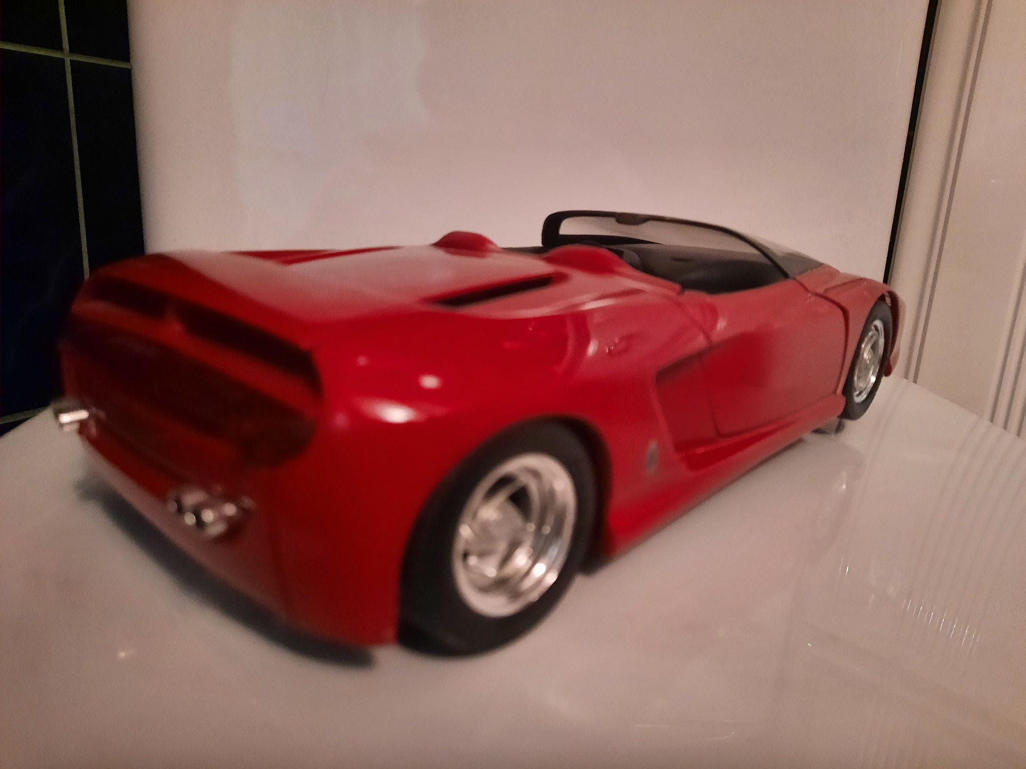 Auto Samochód Kolekcjonerski Ferrari MYTHOS Revell 1:18