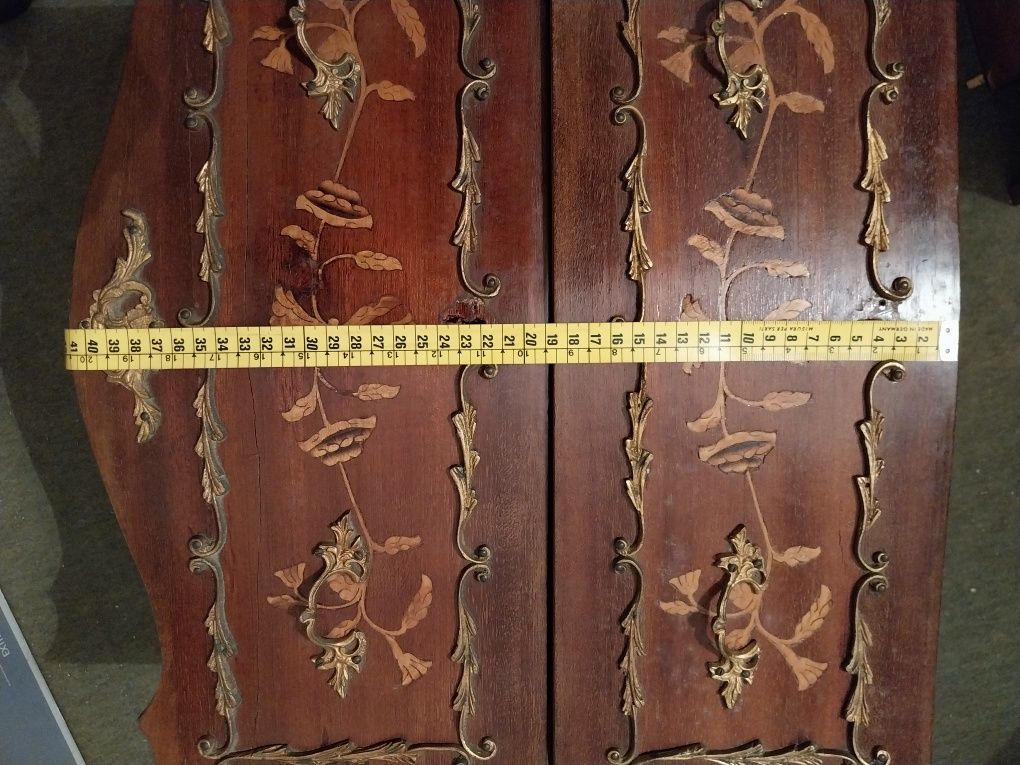 2 gavetas com entalhes e ferragens, estilo D. Maria