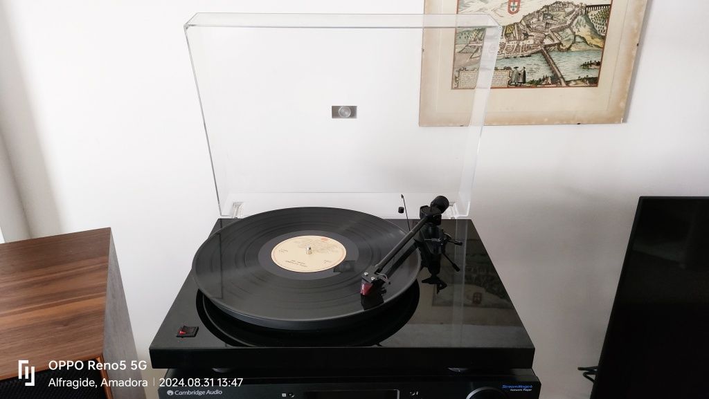 Giradiscos Pro-Ject debut II atualizada com Ortofon 2m Red