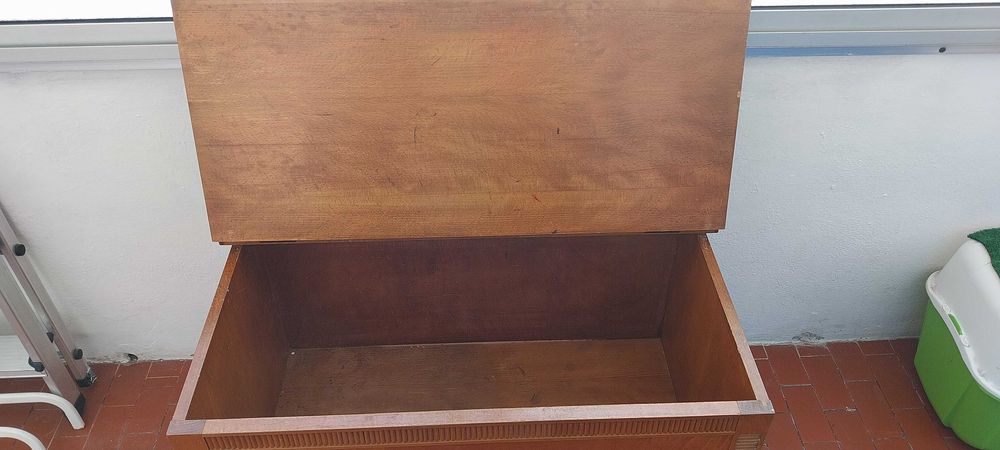 Baú em madeira de boa qualidade . Também faz de banco