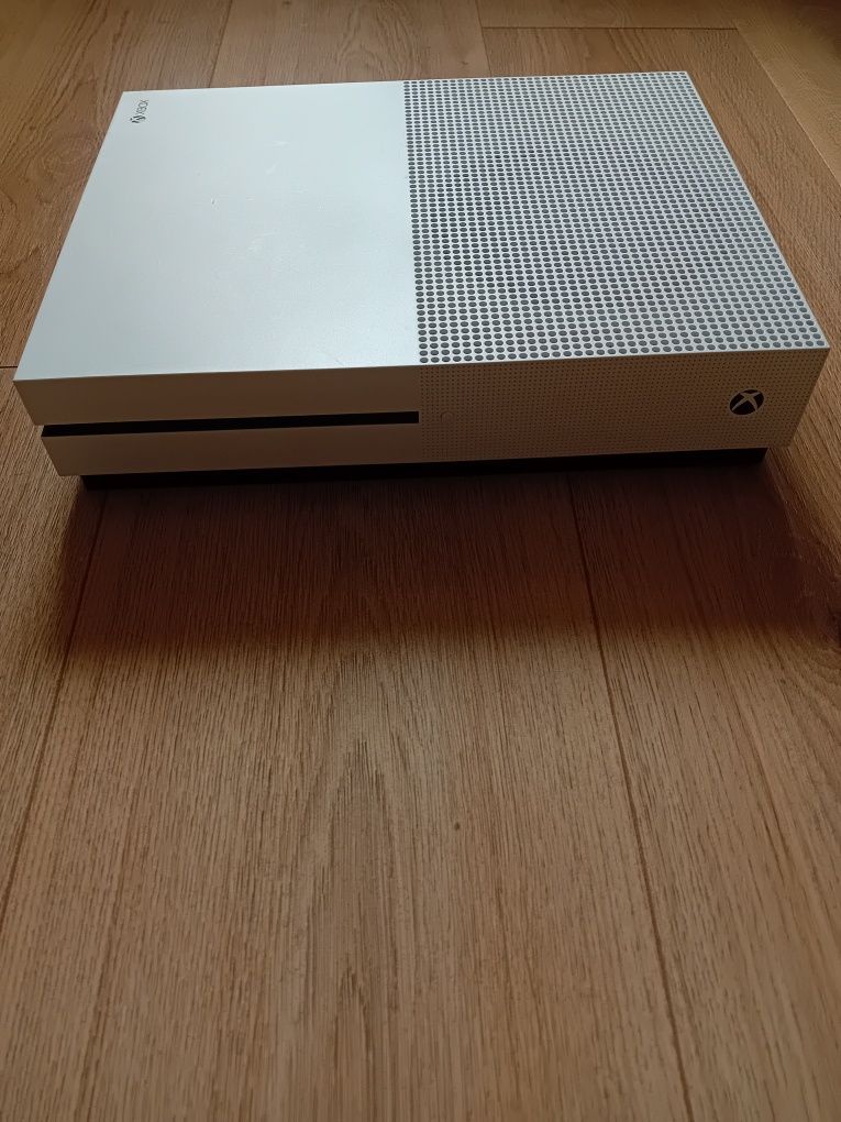 Xbox One S 1TB + 5 gier + kontroler