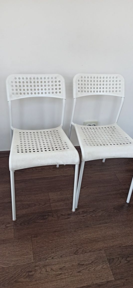 Стулья  Hole или IKEA  Adde белый.