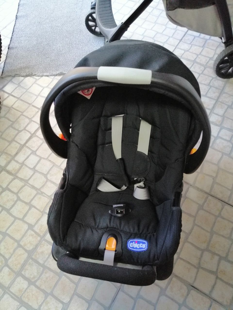 Carrinho chicco com ovo e base para carro
