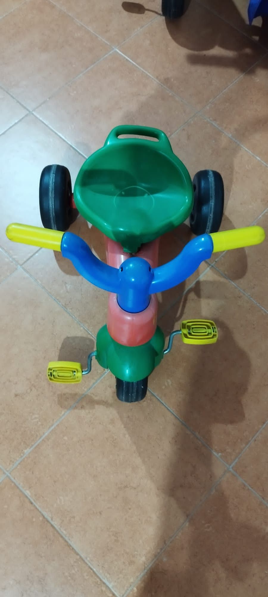 Vários triciclos de crianca