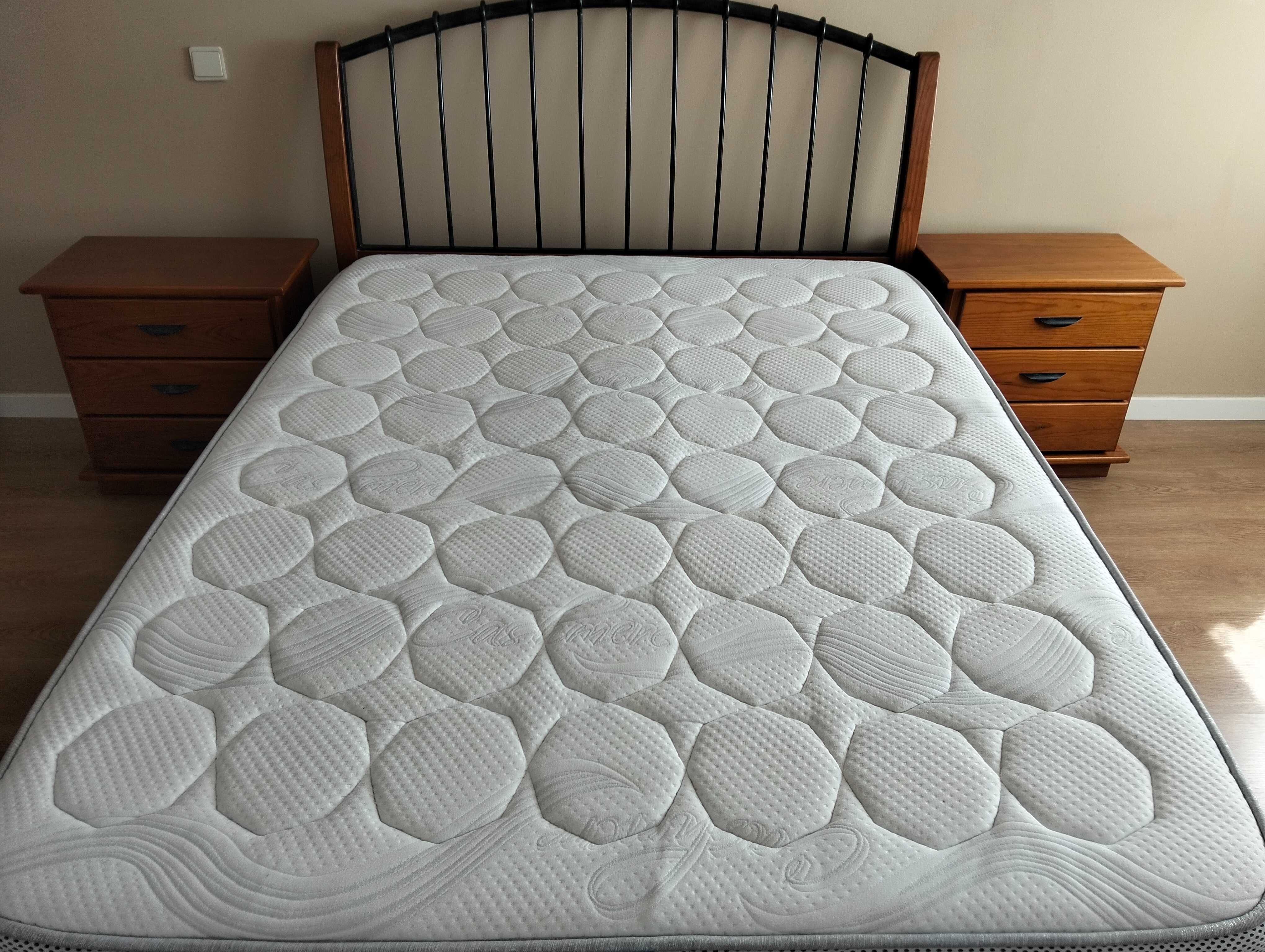 Cama de casal + colchão + 2 mesas de cabeceira