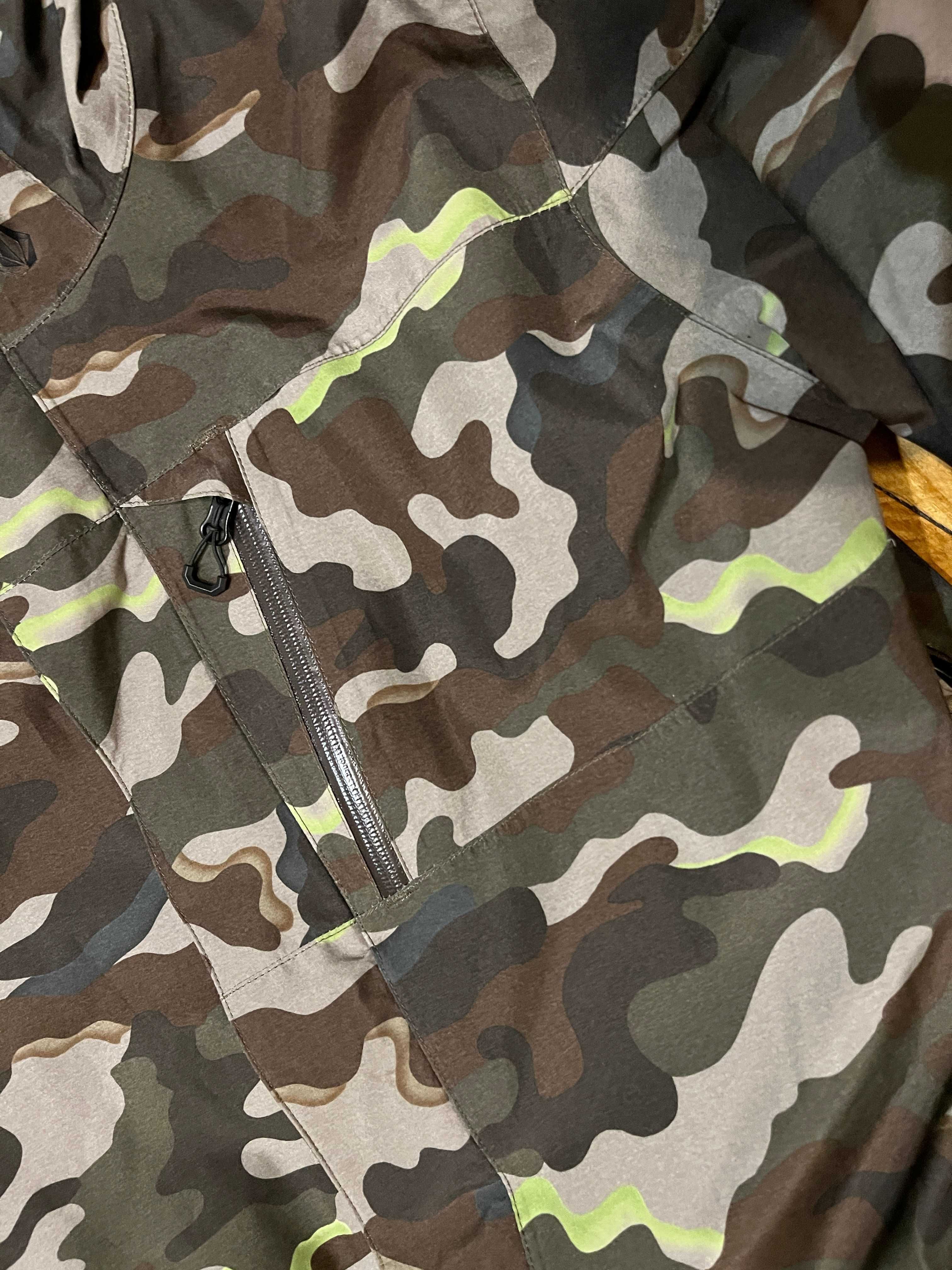 Volcom L Gore-Tex Jacket Army Camo, Б/В Сноубордична куртка Розмір L.
