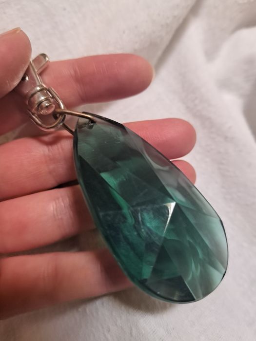 H&M porta-chaves chaveiro verde turquesa cristalino e reflexos de luz