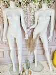 Dwa manekiny damskie  biale