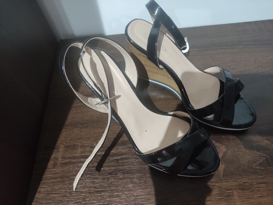 Buty na koturnie