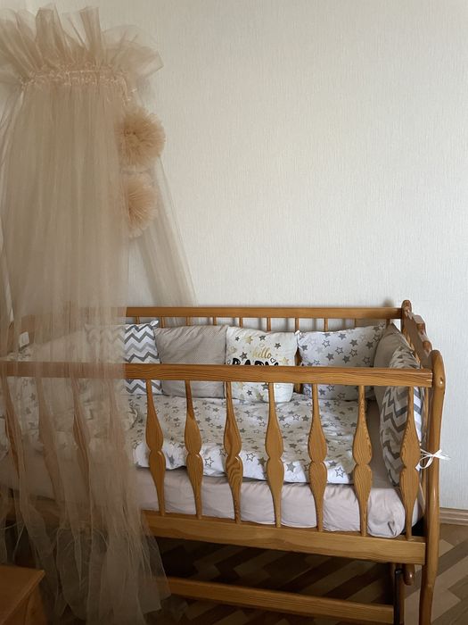 Дитяче ліжечко-колиска , матрац, постіль, тримач.