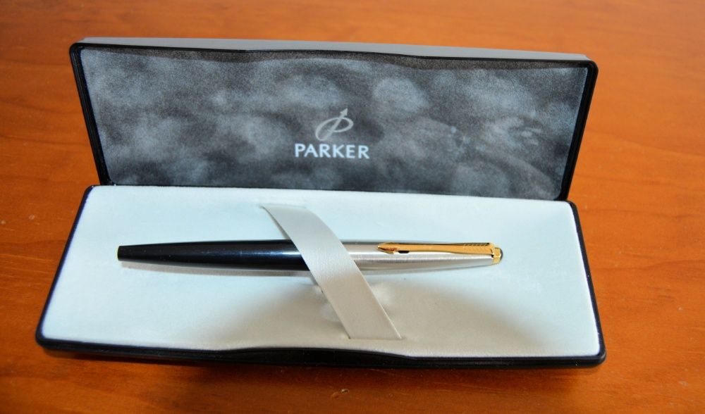 Caneta Parker lacada com aparo de ouro