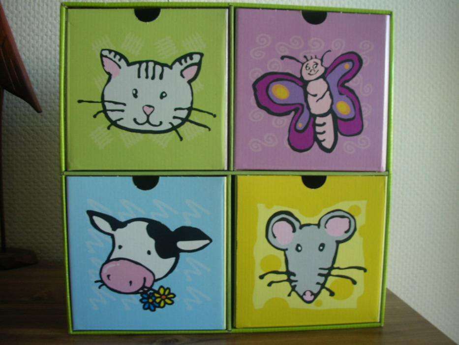 Kolorowe pudełko tekturowe z szufladkami