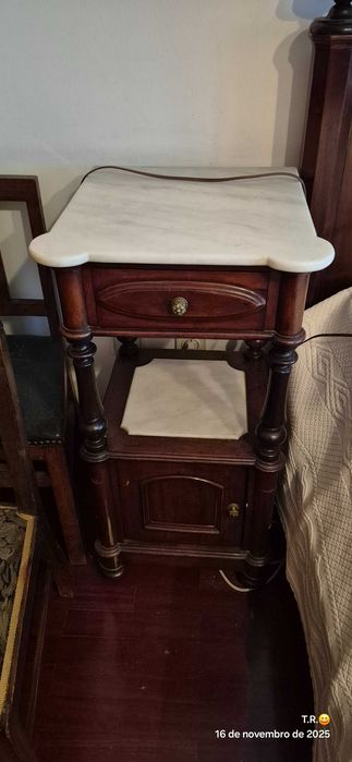 Mesinhas de cabeceira muito antigas