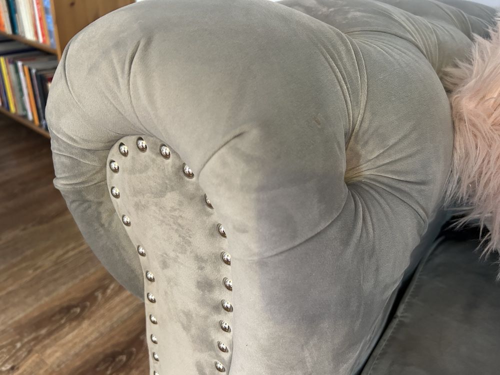 Sofa dwuosobowa pluszowa w stylu glamour przepięknie pikowana