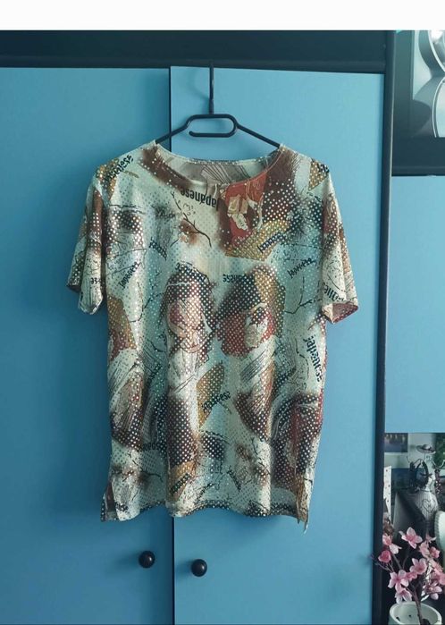 Wzorzysta bluzka z krótkim rękawem i cyrkoniami