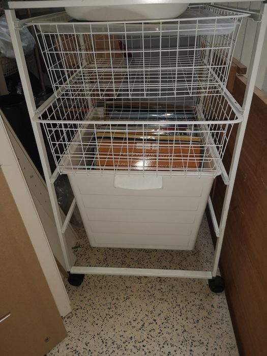 Pax estrutura roupeiro 100x58x236 e Estante Billy