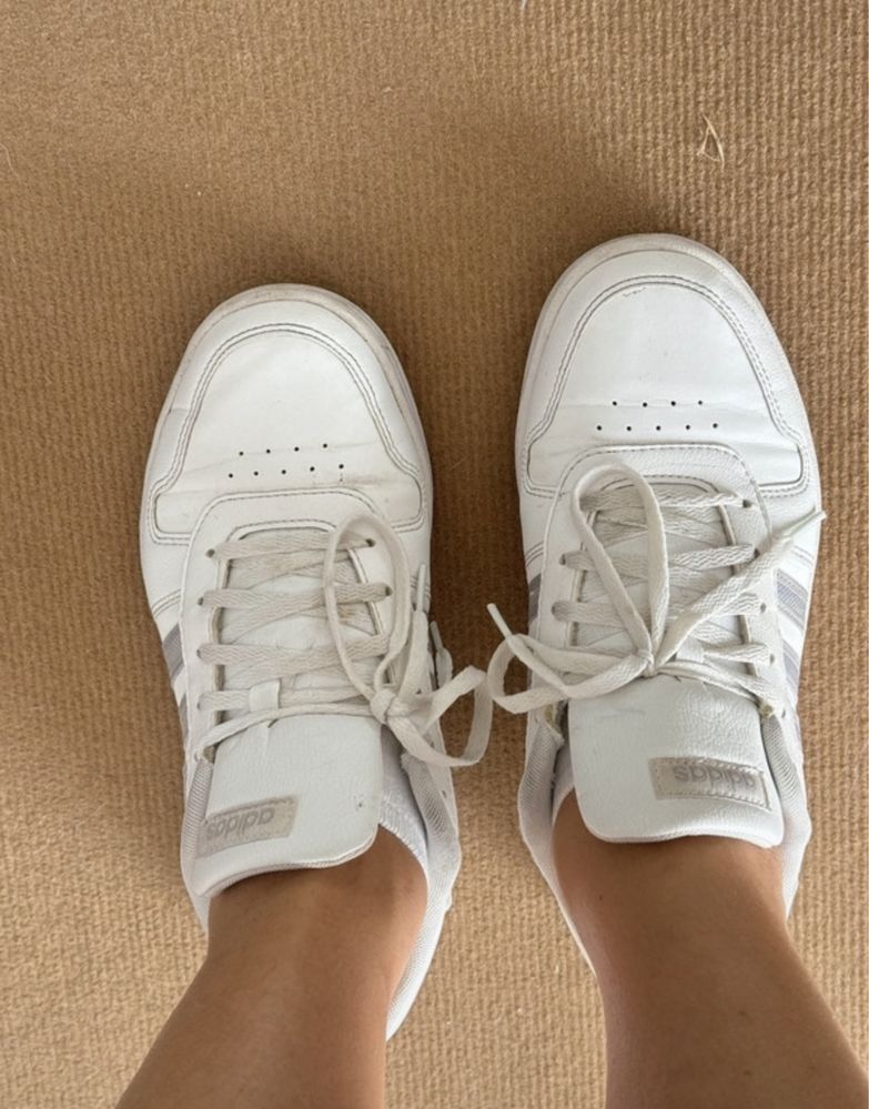Sapatilha adidas branca com riscas prateadas