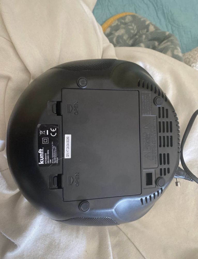 Rádio portátil Kunft com CD Player – Ótimo estado