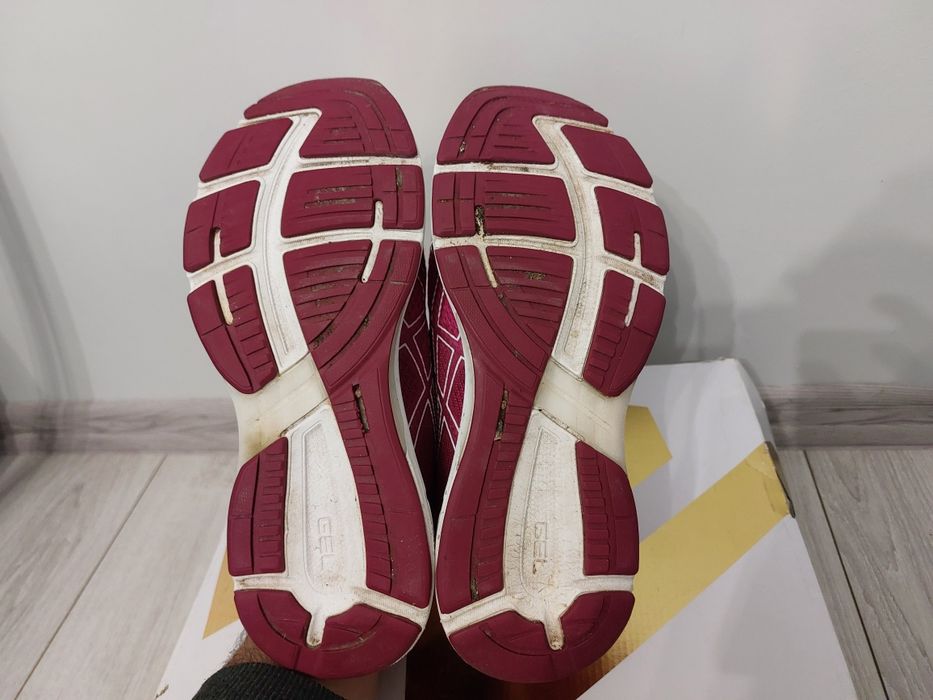 Buty damskie do biegania Asics Gel Phoenix rozmiar 40,5.