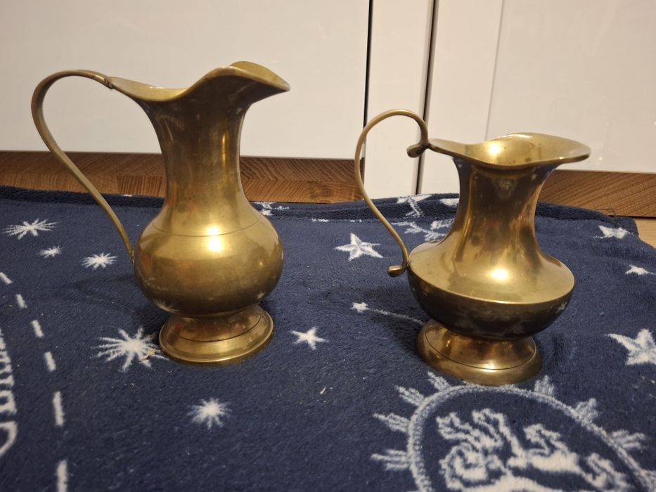 Dwa dzbanki mosiężne