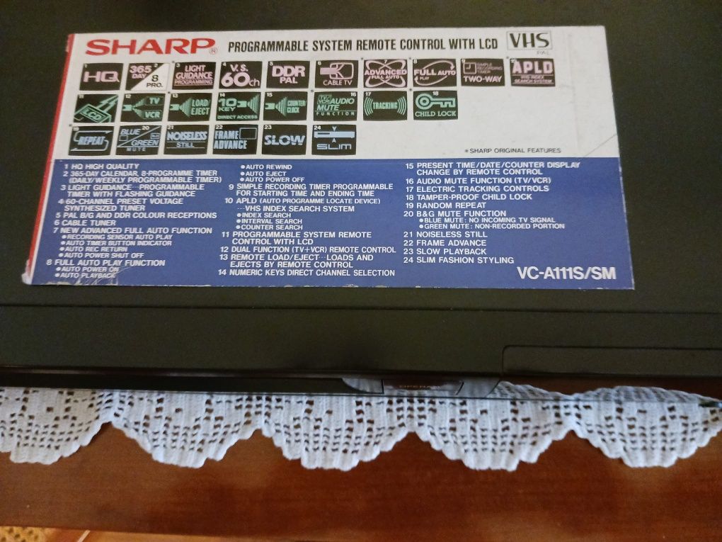 Video SHARP VHS, de cor preta+ canetas para coleção 
Video SHARP VHS,