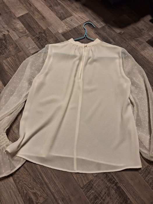 Biala bluzka Stradivarius.