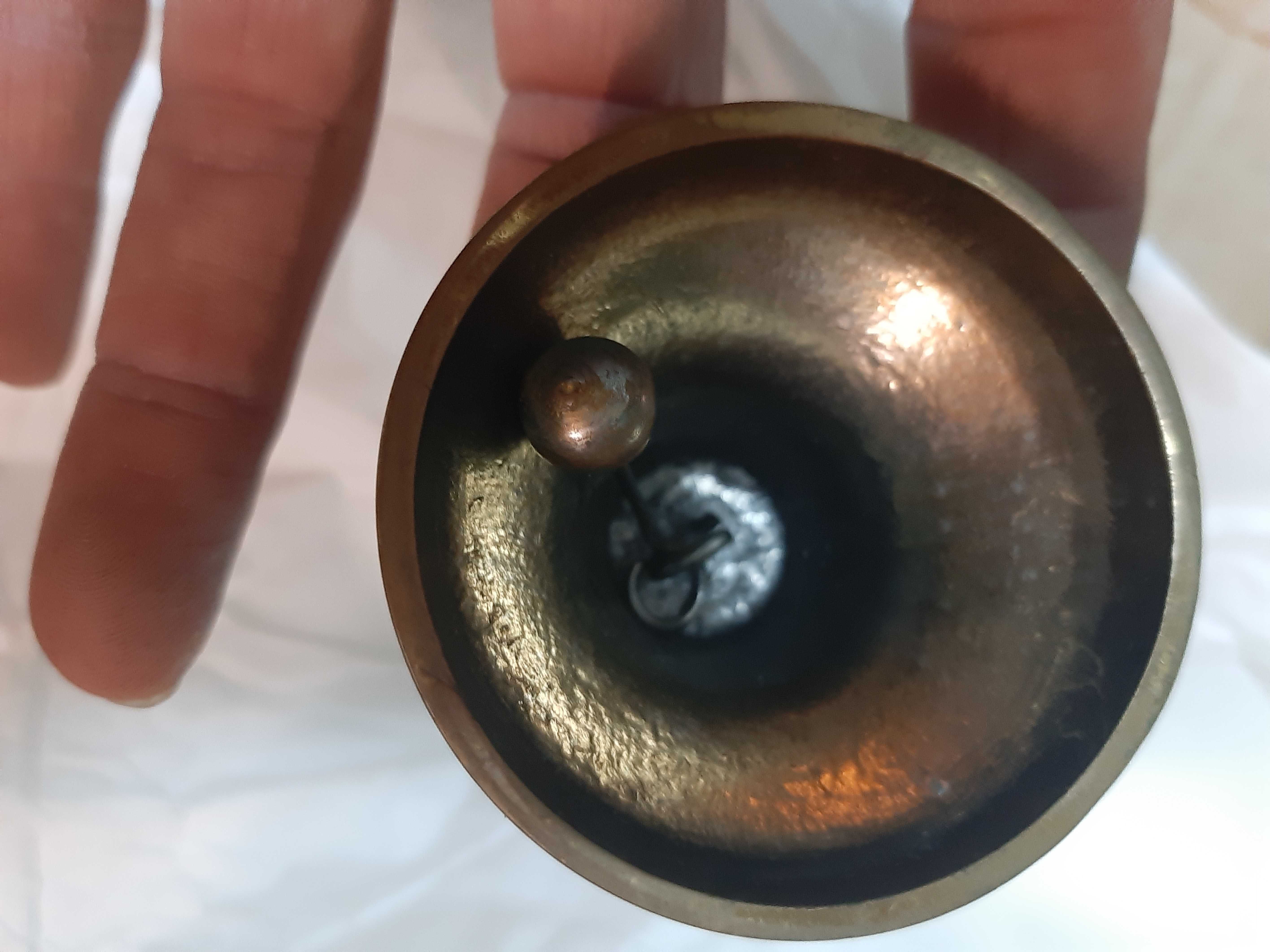 Sino em bronze em bom estado