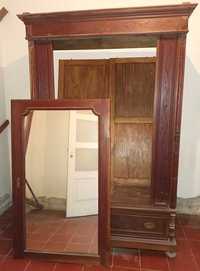 Roupeiro antigo, com grande gavetão e espelho