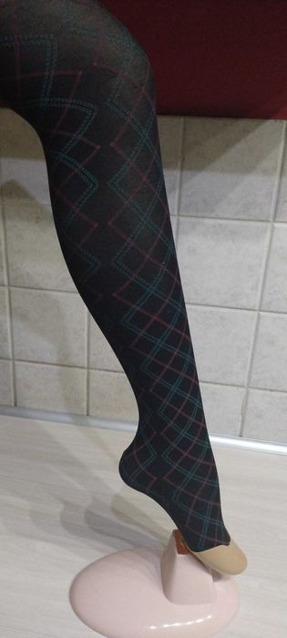 Rajstopy we wzory na czarnym tle - Companys - Fashion.