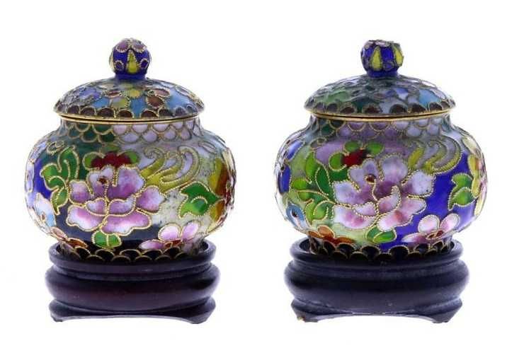 Dois pequenos Potes com tampa em Cloisonné com decoração floral