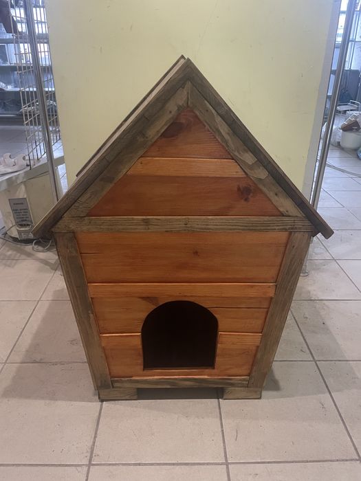 будка для собаки или кота в виде домика