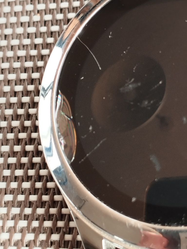Smartwatch z ładowarką