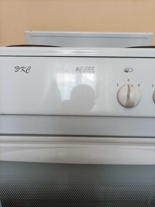 Електроплита  4-х конфорная с духовкой, все працює.