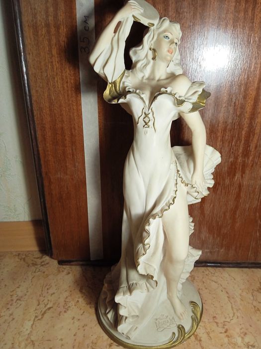 Статуэтка танцофщицы