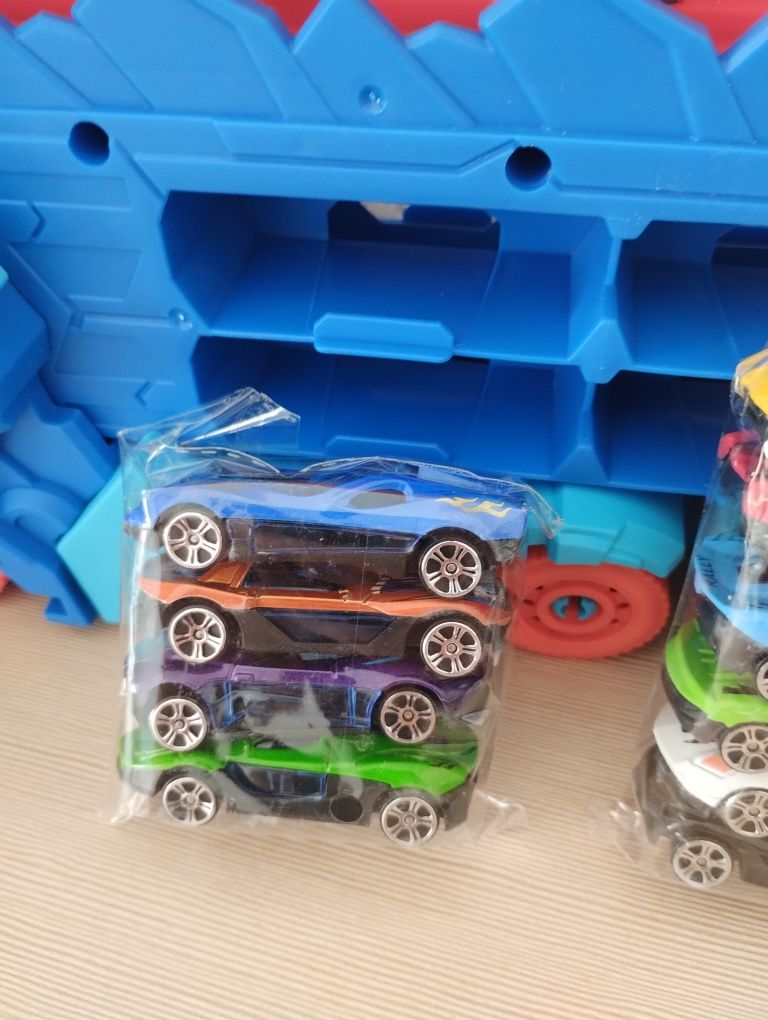 Samochodowy transporter dinozaur z auta